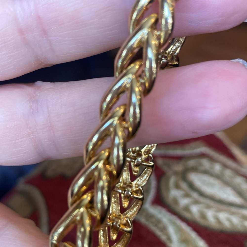 Cute necklace and vintage gold tone bracelet. (KK) - Picture 6 of 9